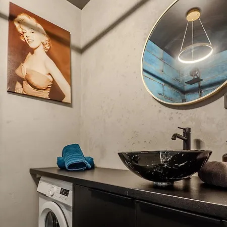 A Charming Loft In The Heart Of With Free Parking Apartman