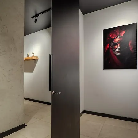 A Charming Loft In The Heart Of With Free Parking Apartman